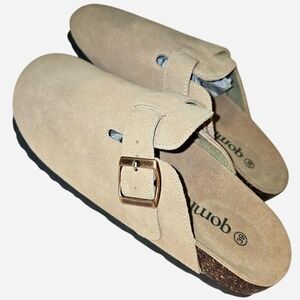✨ Brand New Qomfort Boho Suede Clogs – Taupe - Size 39 or 7-1/2 to 8✨